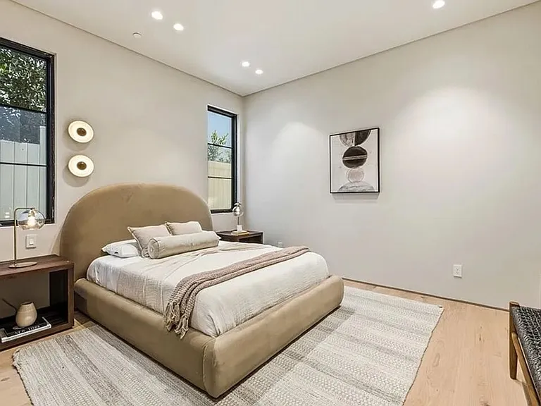 4900 Valjean Ave — Photo 12