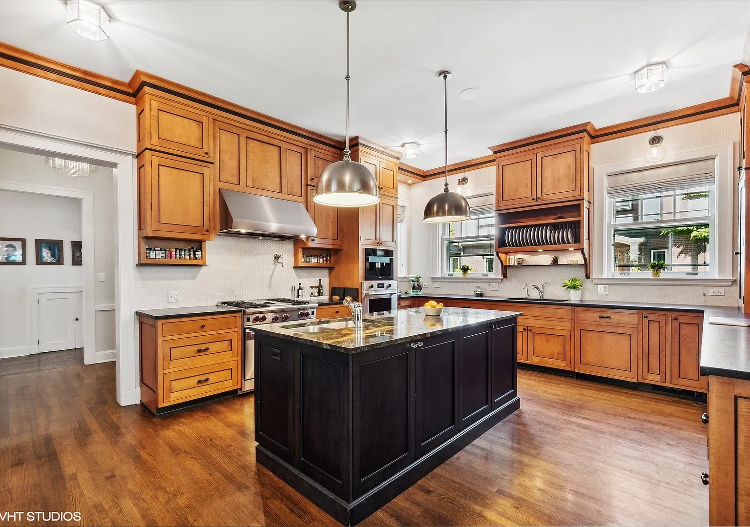9 bed, 7.5 bath, 10000 sqft, $14,770 — Photo 3