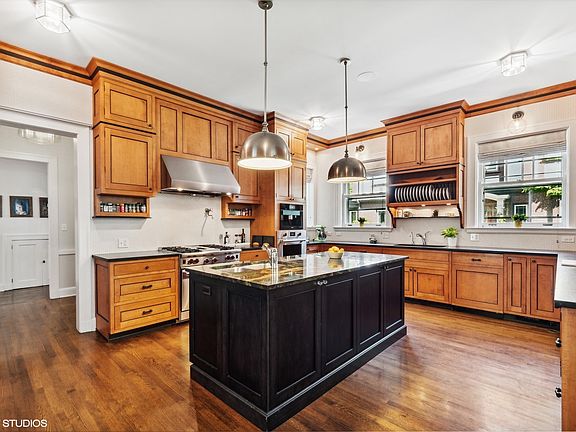 3rd image of 1103 Sheridan Rd