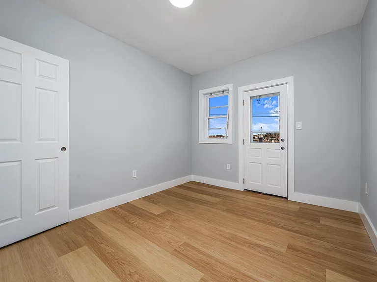 566 Shirley St #6 — Photo 6