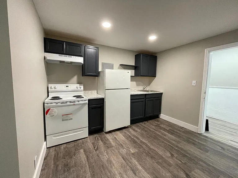 303 Flats — Photo 9