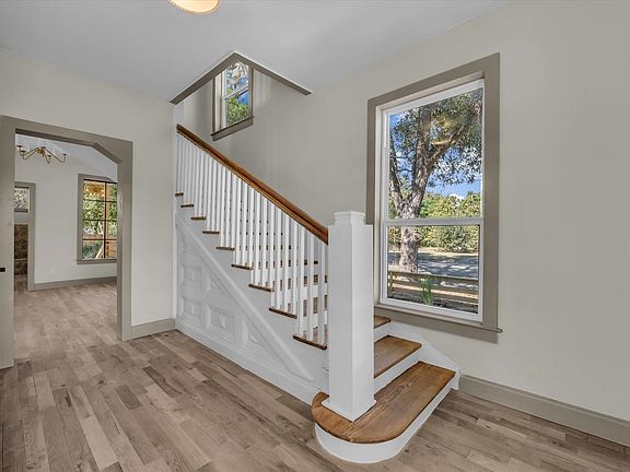 4th image of 718 Tyler St
