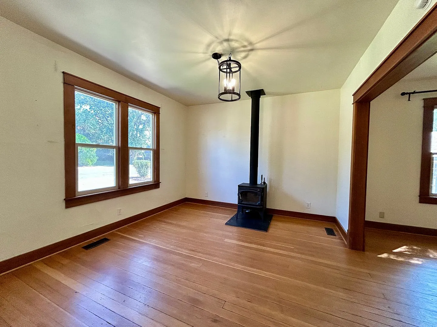 Spacious 3 bedroom home with two separate living spaces — Photo 3