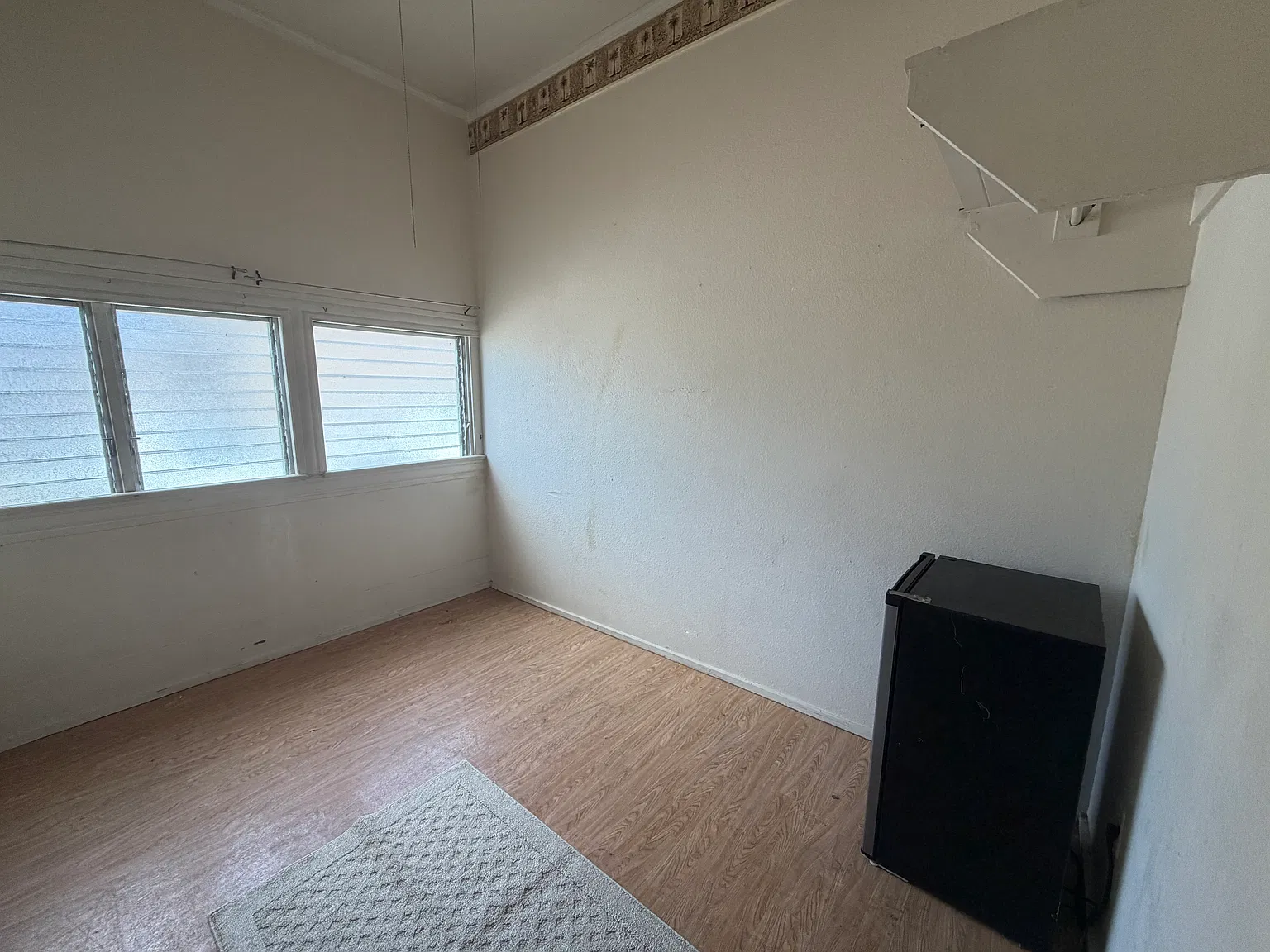 Studio, $900 — Photo 2