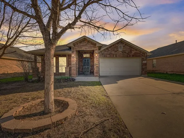 265 Spring Hollow Dr, Saginaw, TX 76131