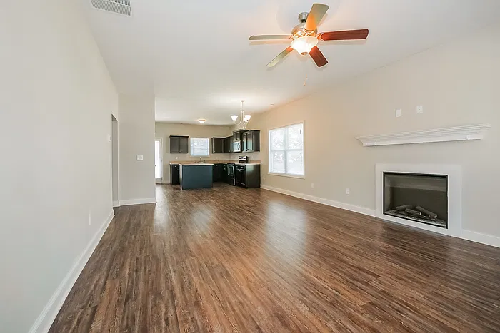 4 bed, 3.0 bath, 1896 sqft, $1,995 — Photo 4