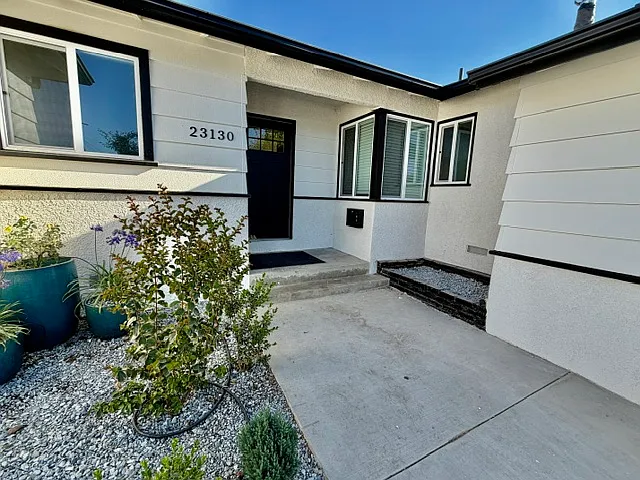 23130 Hartland St — Photo 32