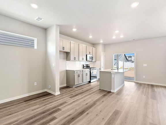 5th image of 406 Bonneville Ave