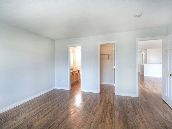 4th image of 1325 Legend Oak Dr