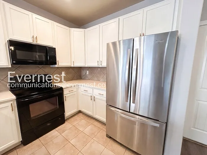 3 bed, 2.5 bath, 1360 sqft, $2,077 — Photo 3