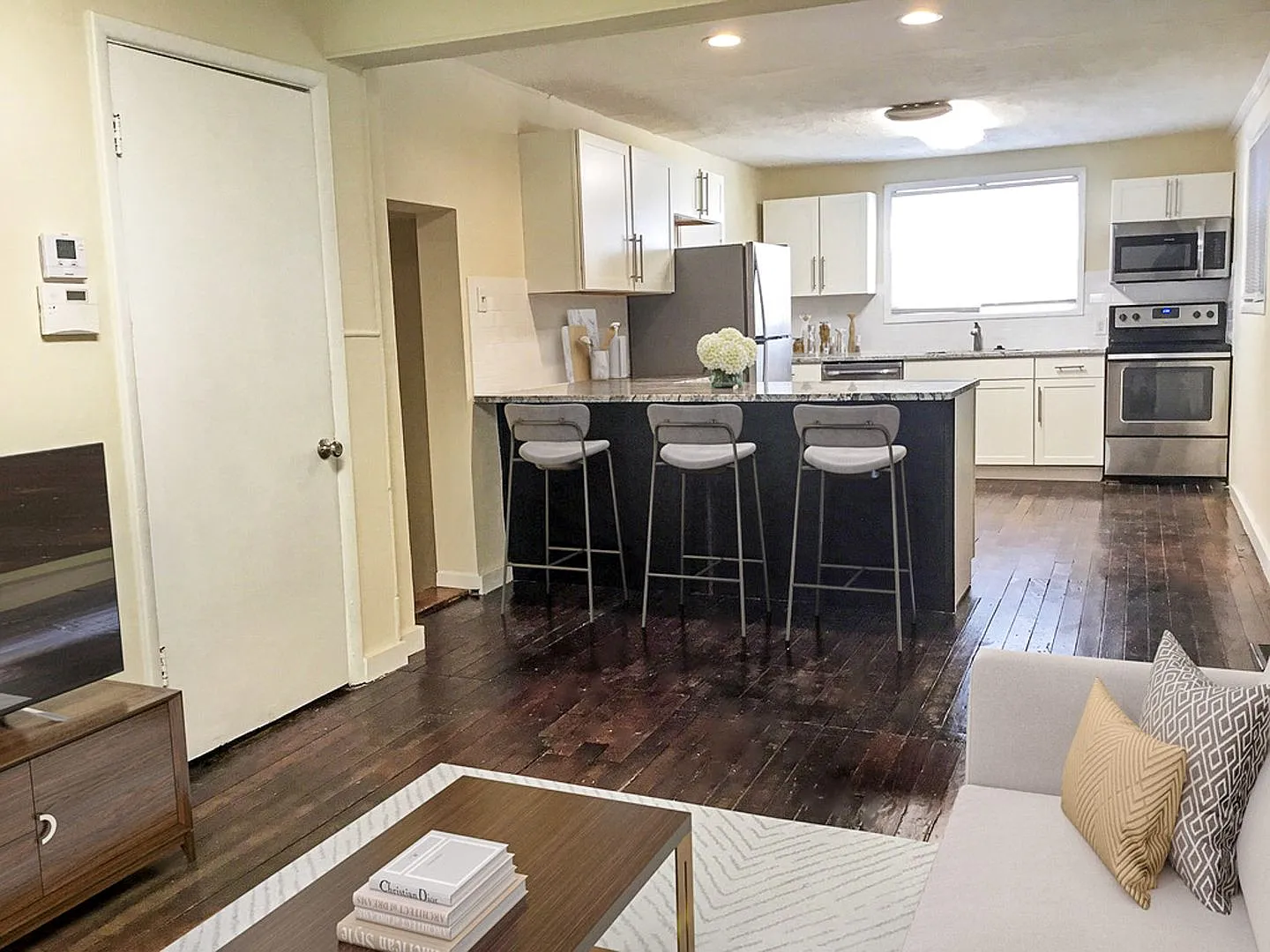 3 Bedrooms, 1 Full Bathroom + 3 Free Off-Street Parking Spaces Single Family House! Showing Now F... — Photo 2