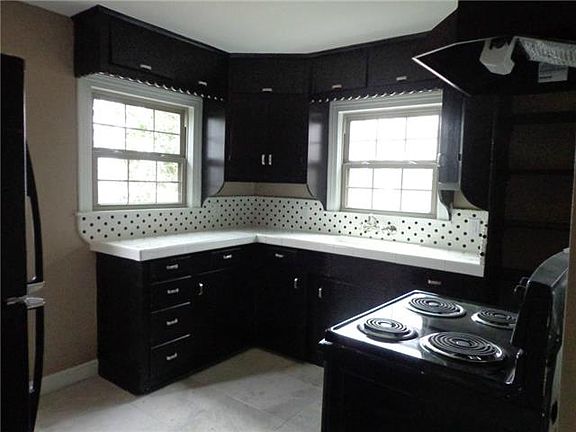 4th image of 705 W Knox St