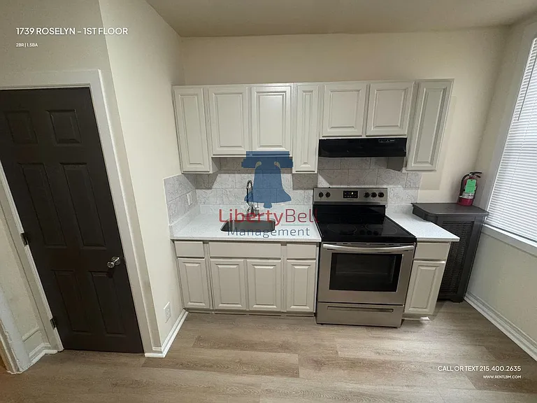 1739 Roselyn St — Photo 2