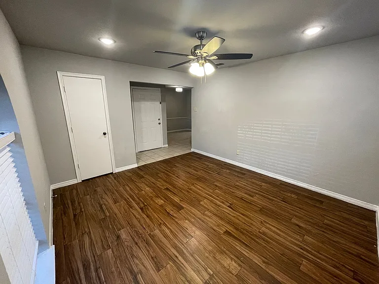 930-932 Lindy Ct — Photo 5