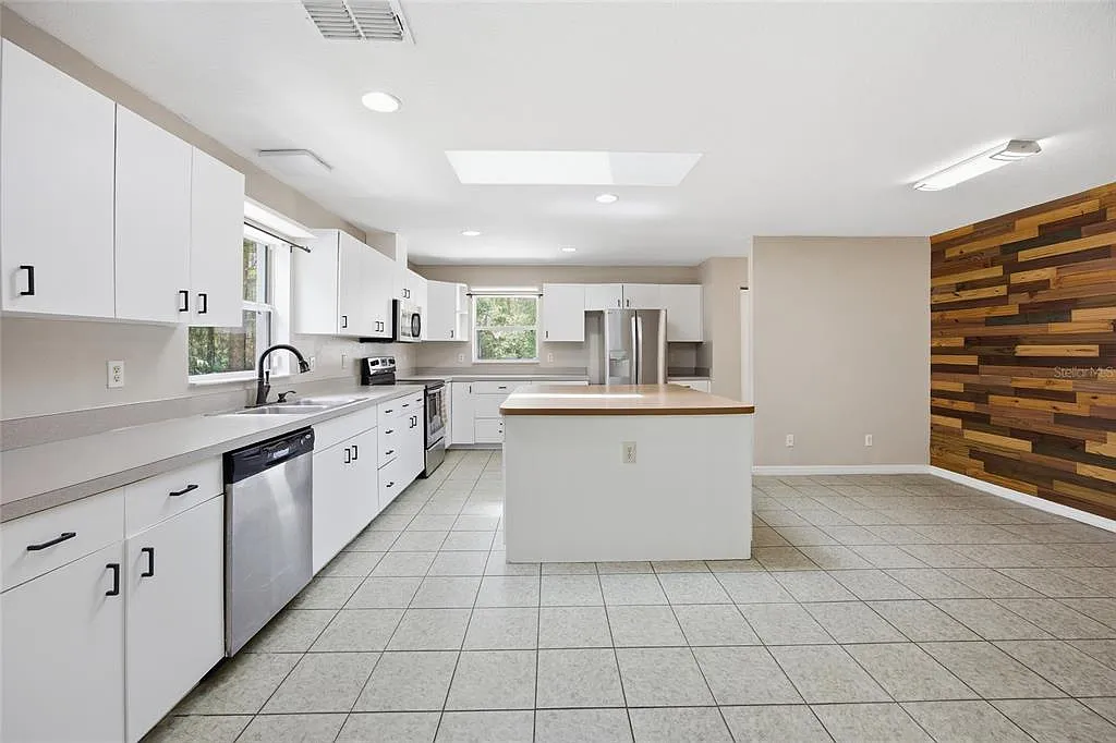 5 bed, 3.0 bath, 2930 sqft, $4,500 — Photo 4