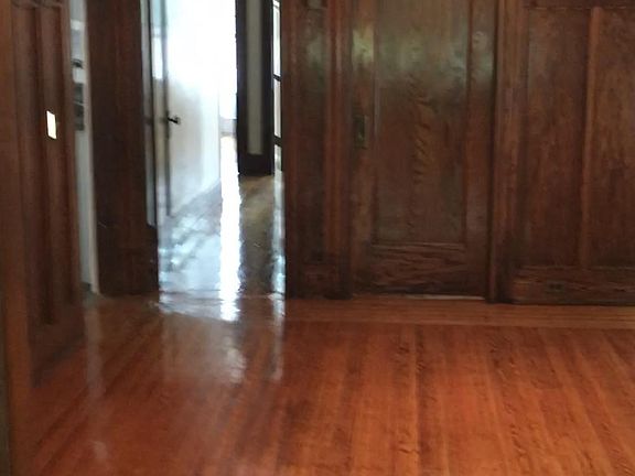 3rd image of 833 Potomac Ave