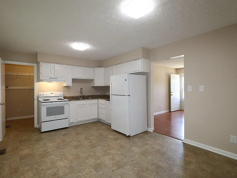212 Foxwood Dr — Photo 6