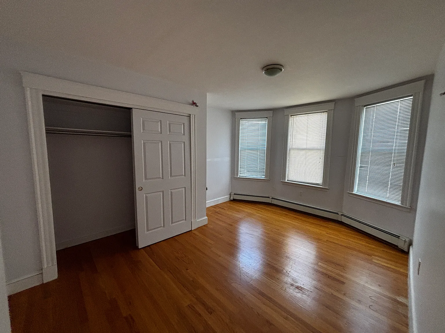 5 bed, 2000 sqft, $3,800 — Photo 4