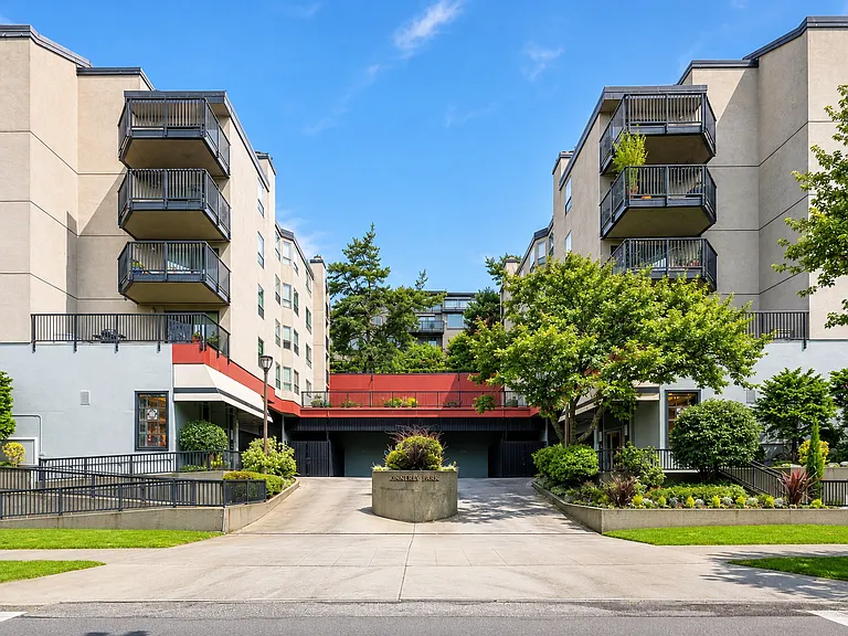 500 W Roy St #W103 — Photo 12
