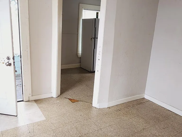 128 E Avenue D #1/2 — Photo 7