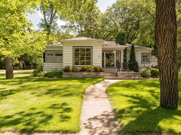 524 N Burlington Ave, Fergus Falls, MN 56537