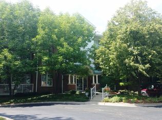 541 Hough St #103, Barrington, IL 60010