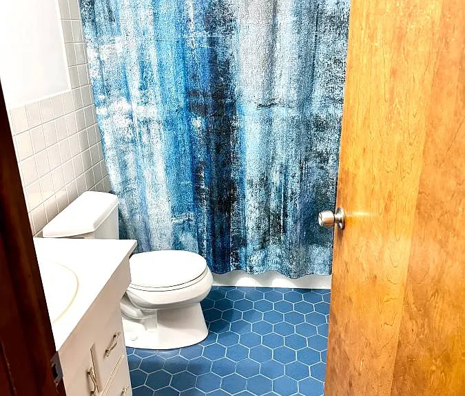 Tiled Bathroom with Tub/Shower