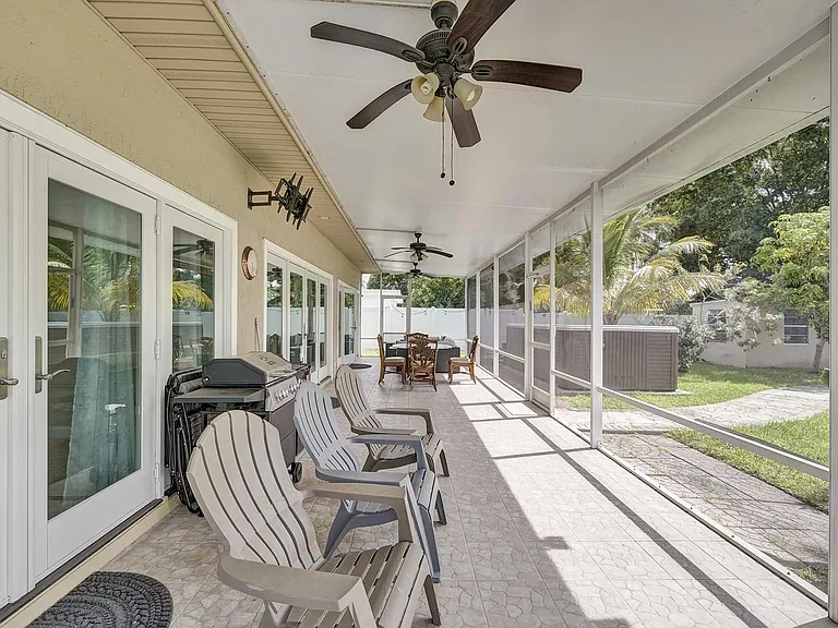 4549 SW 35th Ave — Photo 18