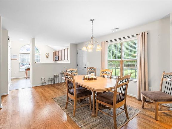5th image of 320 Robyns Glen Cir