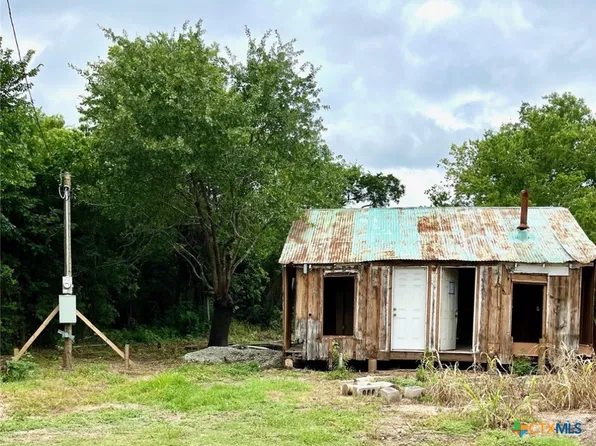 810 W 9th St, Cameron, TX 76520