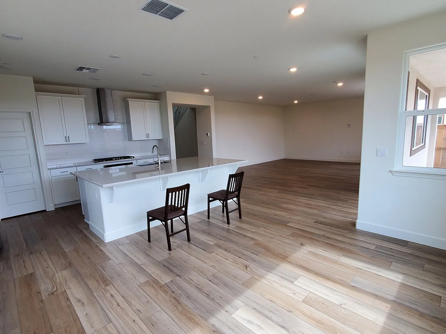 Spacious 3 Bedroom in North Lake — Photo 3