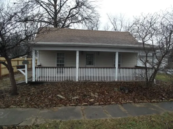321 E Macoupin St, Staunton, IL 62088