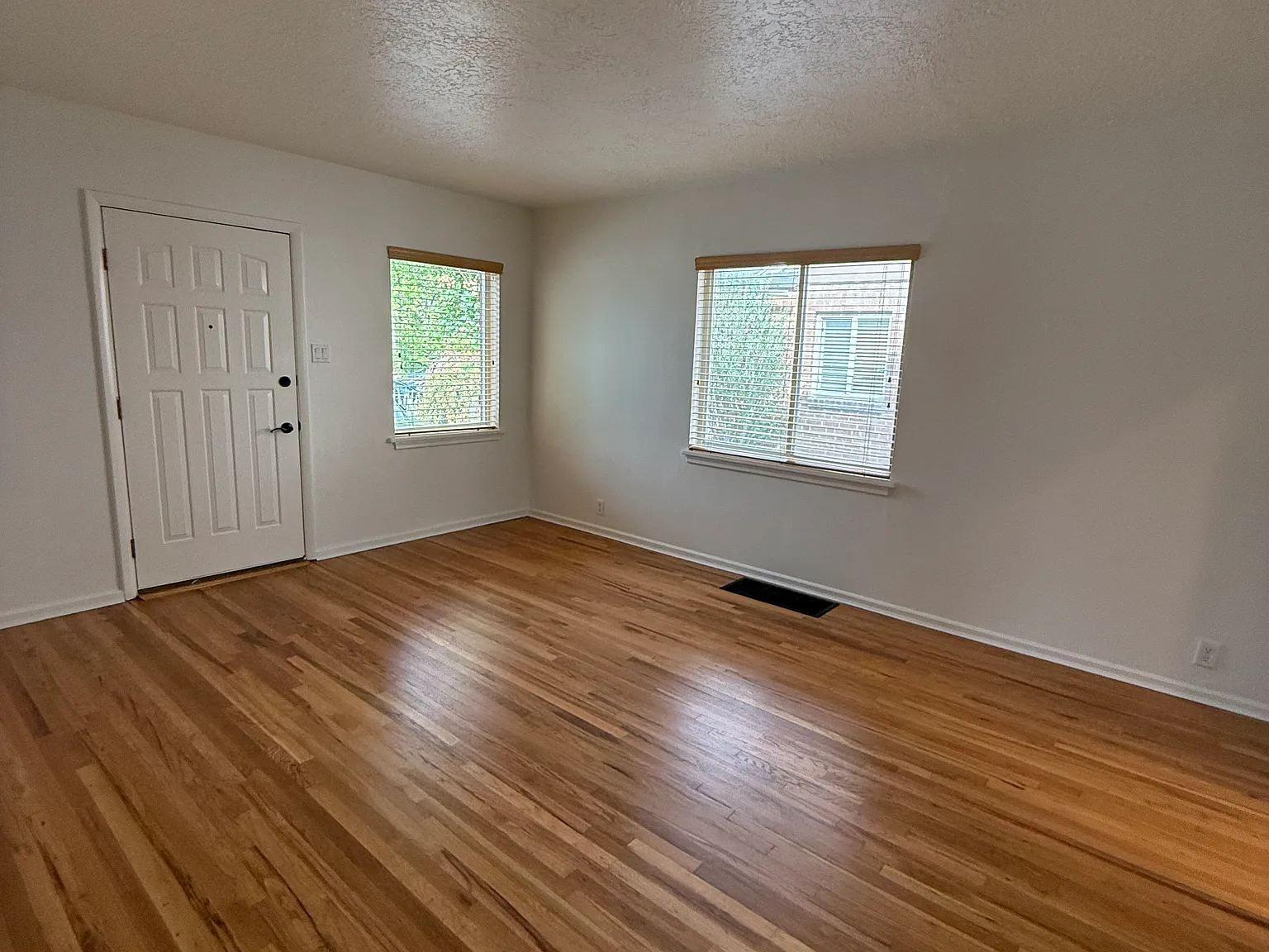 4 bed, 1380 sqft, $3,200 — Photo 2