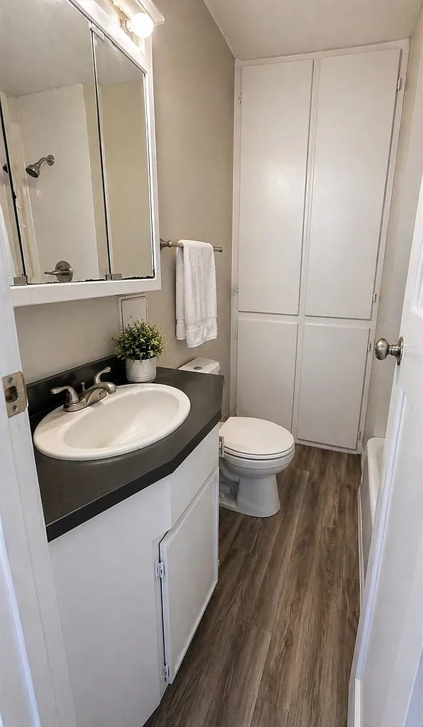 Renovated 1-Bedroom Apartment In Hoopeston, Il - Free Wifi — Photo 2
