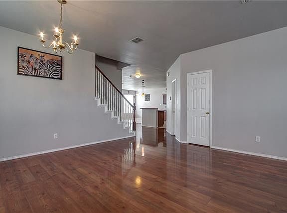 5th image of 817 Glenbrook Dr