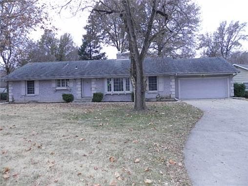 1st image of 9 W Country Ln