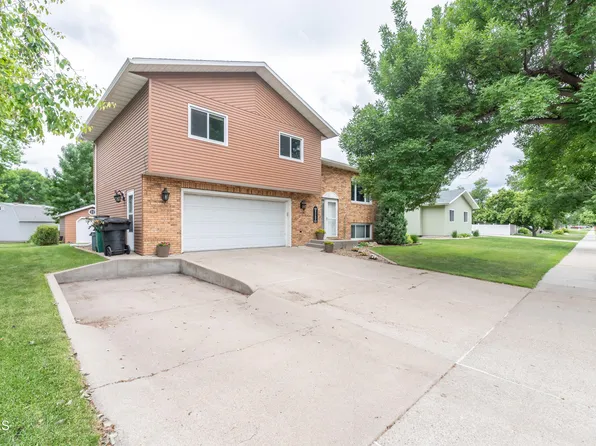 615 E Wachter Ave, Bismarck, ND 58504