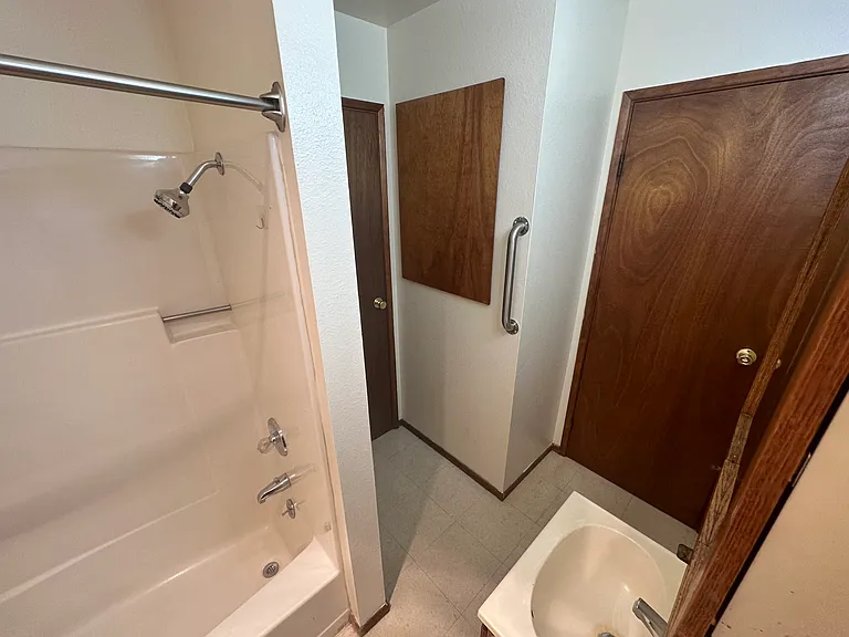 1035 W 11th St #2 — Photo 8