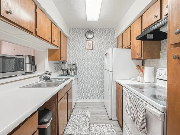 3075 Walnut Bend Ln APT 28, Houston, TX 77042