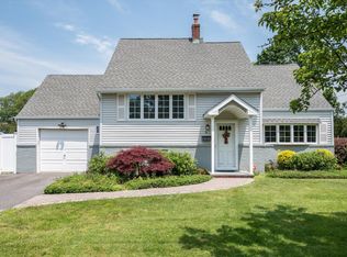 6 Plumtree Ln, Huntington Station, NY 11746