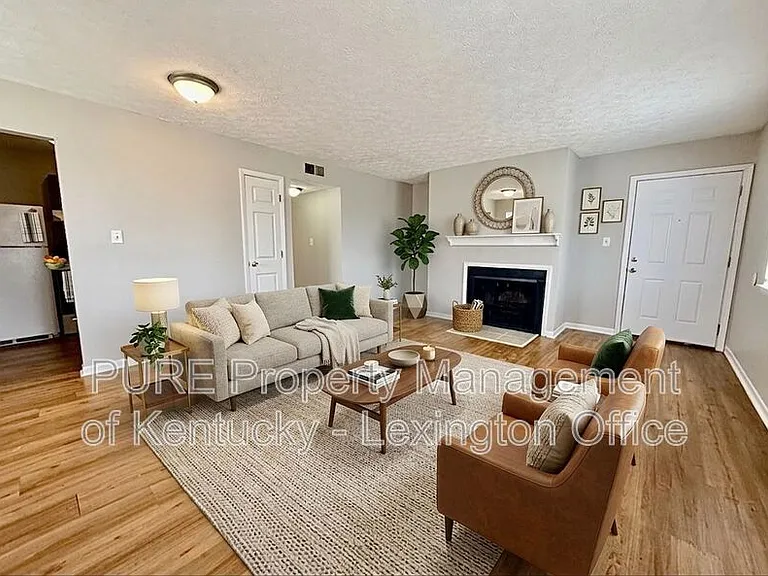 3772 Camelot Dr #4 — Photo 2