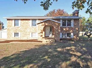 8 Sunshine Ln, Highland, IL 62249