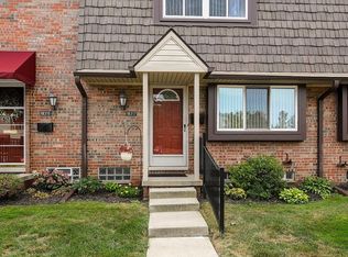 18317 Jamestown Cir, Northville, MI 48168