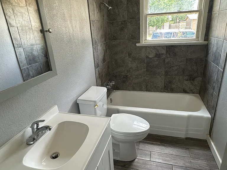 5361 Encino Rd — Photo 7