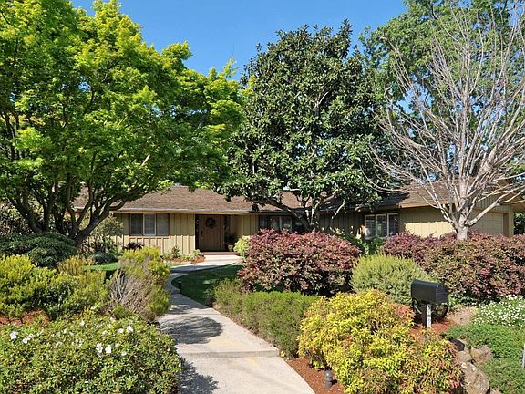 2nd image of 824 La Mesa Dr