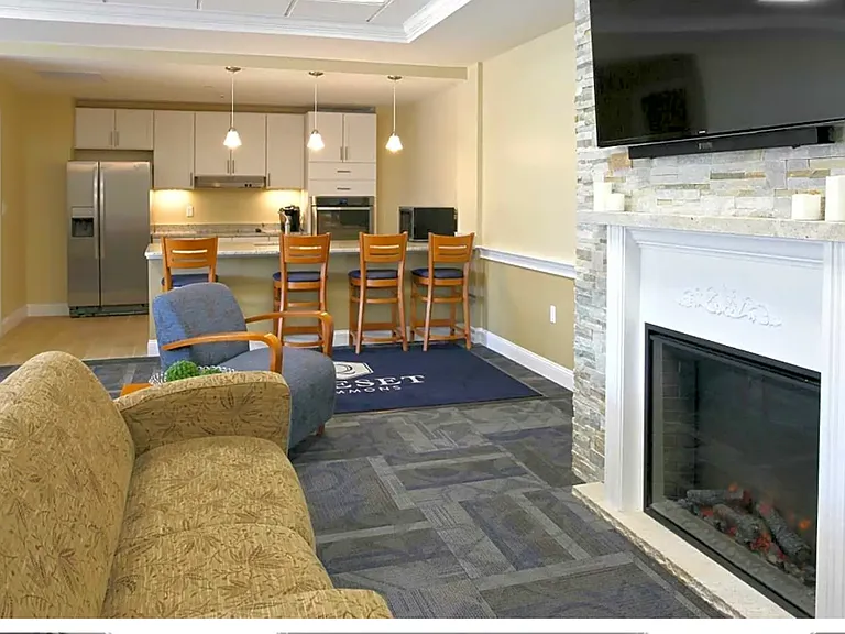 Edgewater Apartments — Photo 22