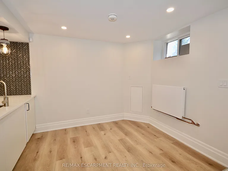 17 Inverness Ave W #LOWER — Photo 7
