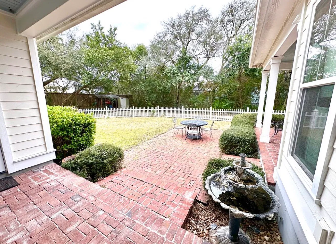 3 bed, 2500 sqft, $4,995 — Photo 2