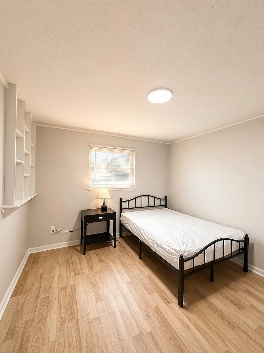 3 bed, 2.0 bath, 1300 sqft, $1,009 — Photo 1