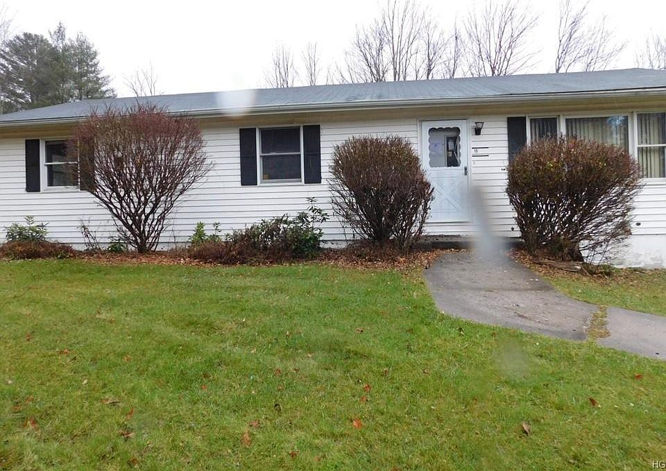 1st image of 10 Holly Ln